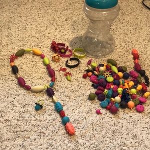 B. toys Pop Arty Jewelry making kit